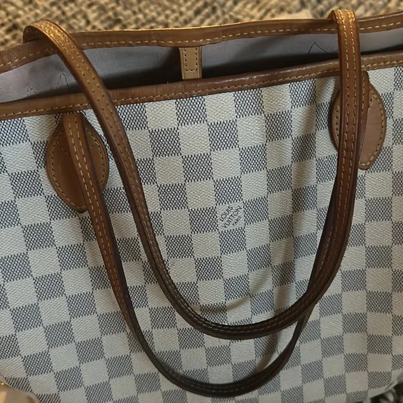 The Neverfull MM tote unites timeless design with heritage details. - Picture 12 of 17